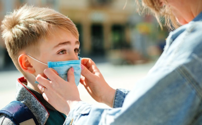 Copiii între 6 şi 12 ani nu vor mai fi testaţi ca să intre la activităţi în localităţile cu incidenţa peste 3 la mie