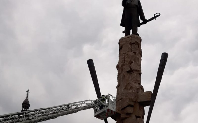 Intervenție la statuia lui Avram Iancu. Un tulnic, în pericol de prăbușire