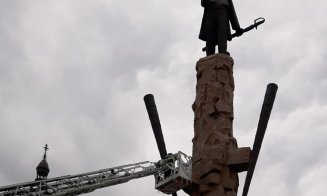 Intervenție la statuia lui Avram Iancu. Un tulnic, în pericol de prăbușire