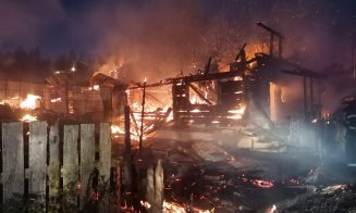 Trei case au fost cuprinse de flăcări în Beliș. Pompierii au intervenit cu patru autospeciale