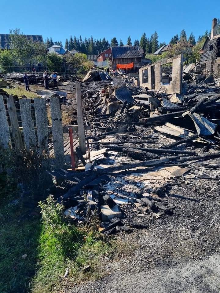 O familie cu 3 copii o ia de la zero după incendiul de duminică din Beliş. De la ce a pornit focul