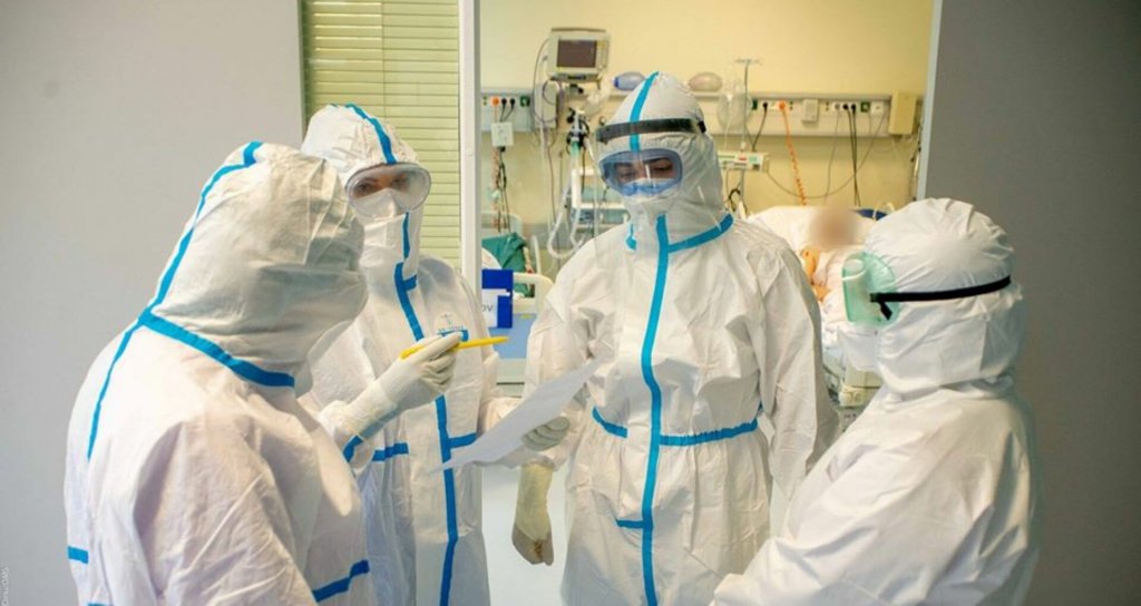 Guvernul vrea să scape de antivacciniştii din sistemul de sănătate. Cine refuză vaccinarea sau testarea va avea contractul suspendat
