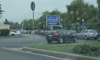 Coadă de zeci de mașini la vaccinare la drive-thru. S-au speriat clujenii?