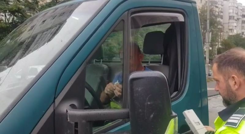 Șoferul care conducea MANGĂ prin Cluj a fost REȚINUT pentru 24 de ore
