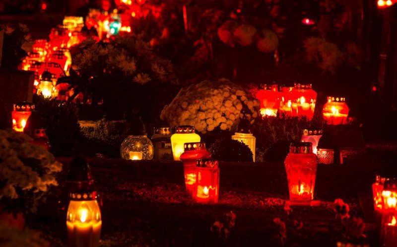 Voluntarii pentru Luminaţie la Cluj! Curăţă locurile de veci şi aprin lumânări pentru cei care nu pot ajunge la cimitir