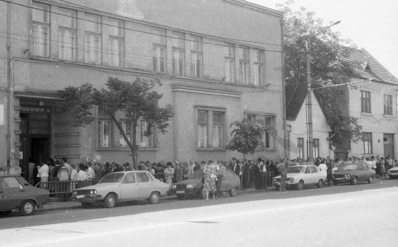 Clujeni stând la coadă la primele alegeri libere