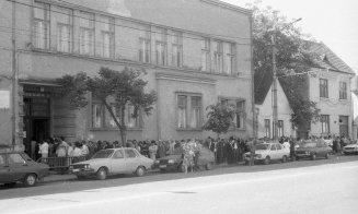 Clujeni stând la coadă la primele alegeri libere