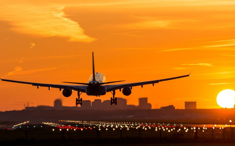 O companie aeriană va CONCEDIA sute de angajaţi pentru că NU s-au vaccinat anti-COVID