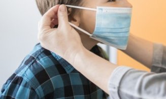 Copiii şi COVID-ul la Cluj-Napoca: “Nepotul meu a venit de la şcoală cu altă mască pe faţă... a lui Vlăduţ!”