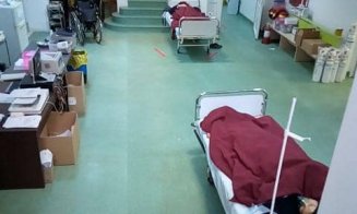 Pacienți COVID trataţi pe HOLURILE spitalului. "Pentru ce plătim CAS toată viaţa?"