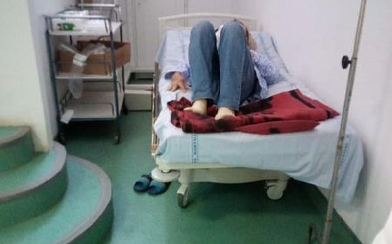 Pacienți COVID trataţi pe HOLURILE spitalului. "Pentru ce plătim CAS toată viaţa?"