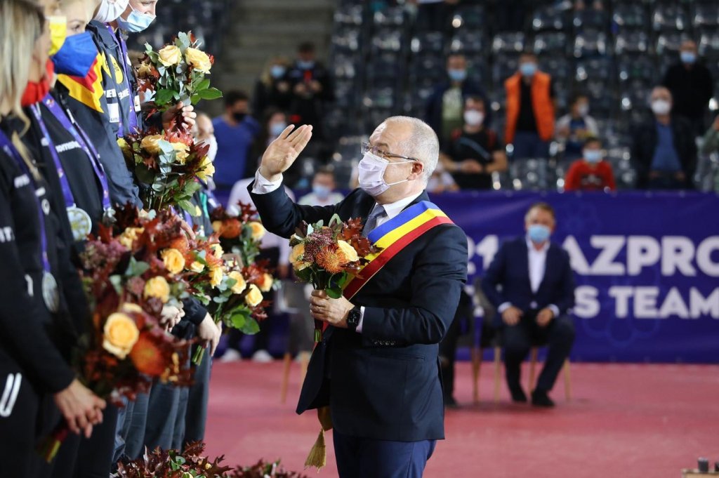 Emil Boc s-a bucurat de argintul luat la Campionatul European de Tenis de Masă de echipa feminină a României