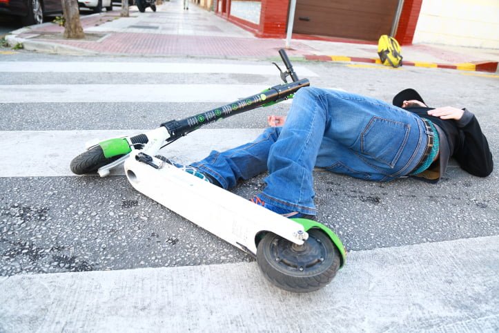 Legea TROTINETELOR nu stabilește cum plătesc cei care produc accidente cu pagube