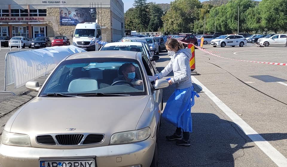 Centru vaccinare Drive Through Cluj: 20-35 minute timp de aşteptare, program 8-20, interes în creştere pentru doza I
