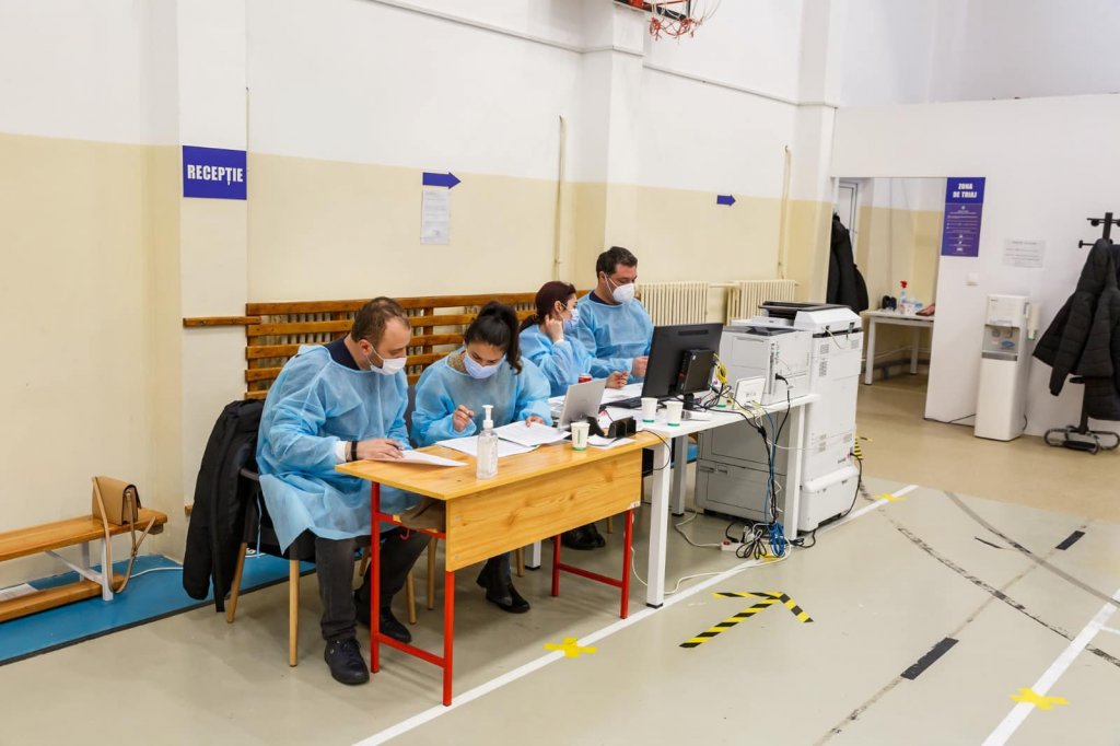 Noile recomandări: Trei doze de vaccin pentru persoanele cu răspuns imun scăzut, plus un rapel după şase luni