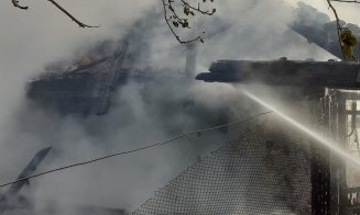 O casă a luat foc în Cluj. Cauza incendiului, neglijenţa