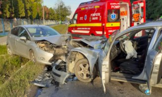 Impact frontal între două autoturisme, în Florești. Patru victime au fost transportate la spital cu răni multiple