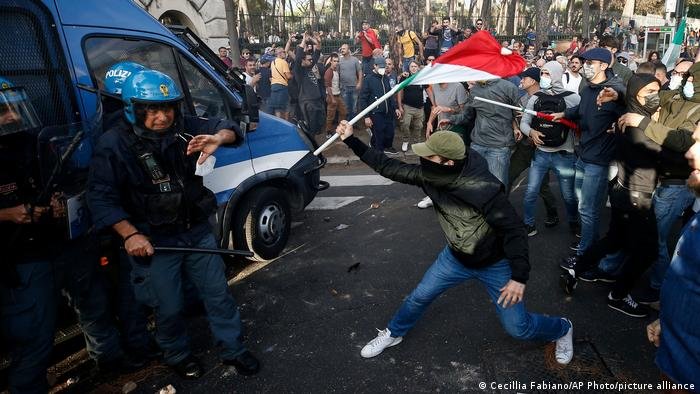 Permisul de sănătate devine OBLIGATORIU de azi pentru toţi angajaţii din Italia. Se pregătesc proteste şi greve