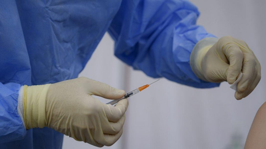 Patru persoane, dintre care trei sunt asistenţi medicali, reţinute în dosarul privind eliberarea de certificate de vaccinare anti-COVID