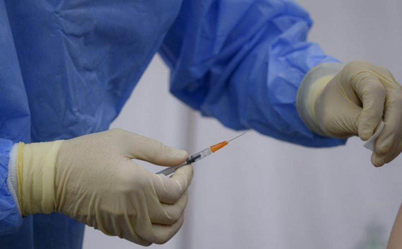 Patru persoane, dintre care trei sunt asistenţi medicali, reţinute în dosarul privind eliberarea de certificate de vaccinare anti-COVID