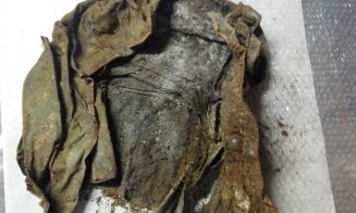 Restaurare incredibilă la Muzeul Național de Istorie a Transilvaniei. Cum arată haina unui copil din sec. XVII după 2 ani de muncă