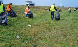 Salubrizare în zona râului Arieș. S-au strâns peste 100 de saci plini cu pet-uri