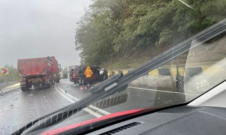 Accident grav pe Cluj - Oradea. Implicate un TIR și o mașină/ TIR-ul a ajuns pe calea ferată