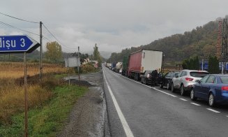 Accident grav pe Cluj - Oradea. Implicate un TIR și o mașină/ TIR-ul a ajuns pe calea ferată