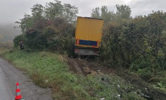 Accident GRAV pe Cluj - Oradea. Implicate un TIR și o mașină/ TIR-ul a ajuns pe calea ferată