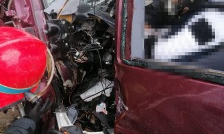 Accident GRAV pe Cluj - Oradea. Implicate un TIR și o mașină/ TIR-ul a ajuns pe calea ferată