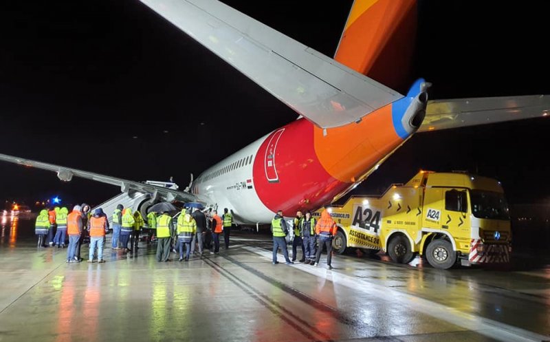 Cum a fost scos de pe pistă avionul care a luat foc la aterizare în Cluj
