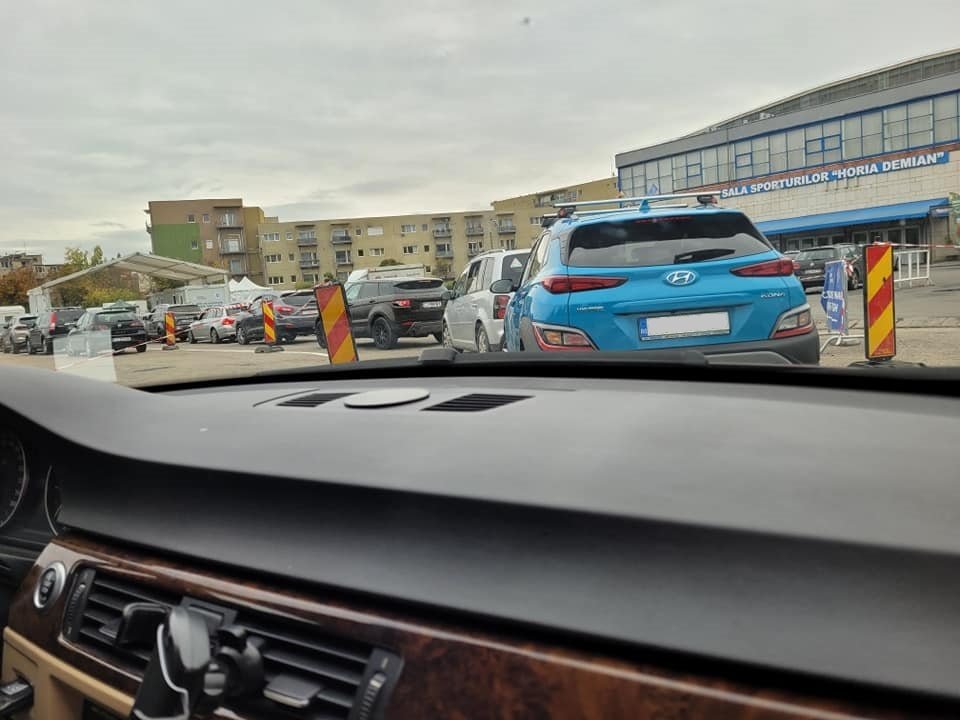 Rând la vaccinare în weekend la Drive-thru: "Am stat frumos la coadă, aproximativ 30 de minute"