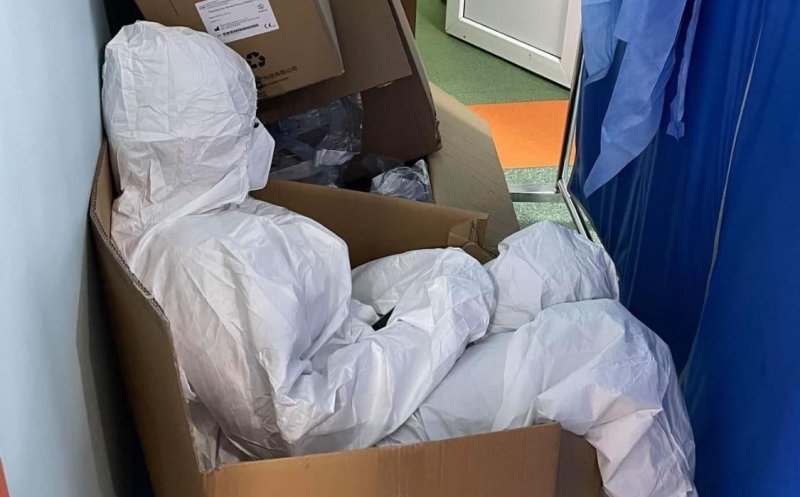 Cadrele medicale au ajuns la EPUIZARE. În lipsă de paturi sau scaune libere, se odihnesc în cutii de carton