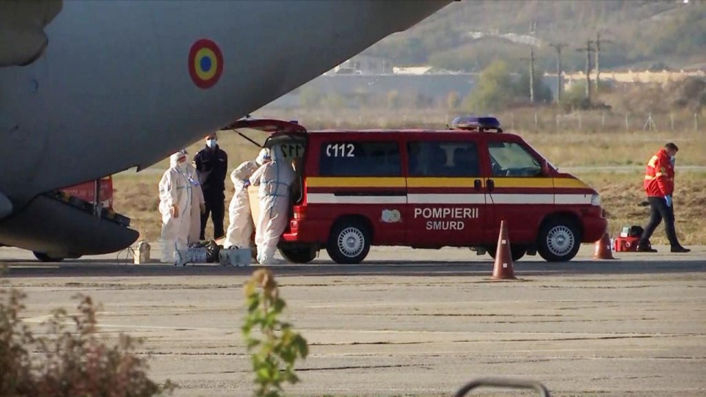 Situație incredibilă pe Aeroportul din Cluj! Trei persoane infectate cu COVID, în stare gravă, ținute o oră degeaba în avion. Au fost urcate în ambulanţe şi transportate înapoi la spital