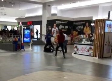 Scandal la mall: Au refuzat să prezinte certificatul verde. S-a lăsat cu bătaie şi amenzi