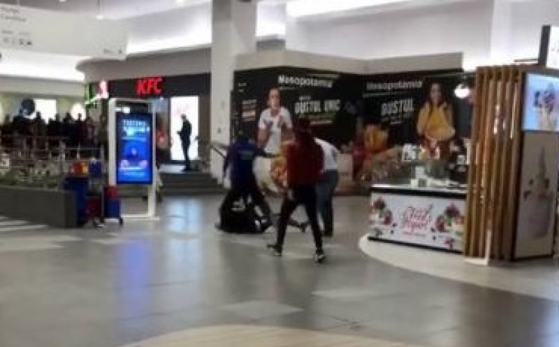 Scandal la mall: Au refuzat să prezinte certificatul verde. S-a lăsat cu bătaie şi amenzi