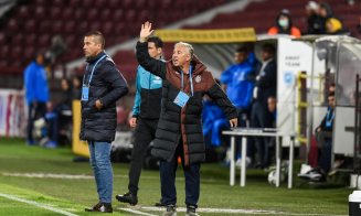 Probleme medicale pentru Dan Petrescu. Antrenorul a avut nevoie de intervenția doctorului la jocul cu AZ Alkmaar