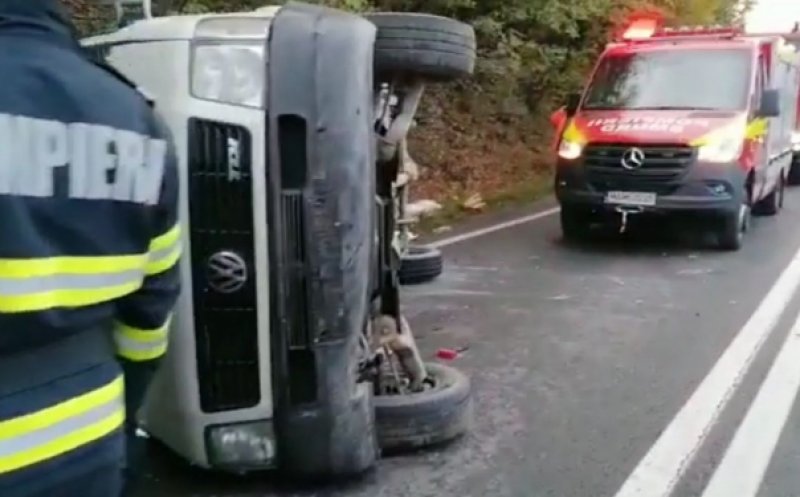 Şapte răniţi, dintre care patru minori, după ce un microbuz s-a răsturnat