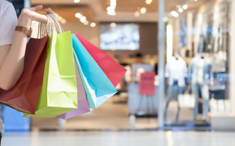 Cine intră în mall-uri și hoteluri? Obligația prezentării certificatului COVID nu apare printre măsuri/ CNSU, o nouă hotărâre
