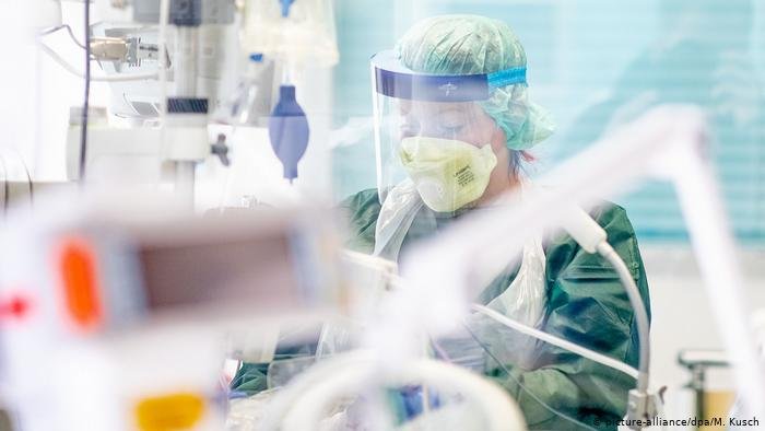 Studiu: De ce fac unii tineri fără comorbidităţi forme grave de COVID