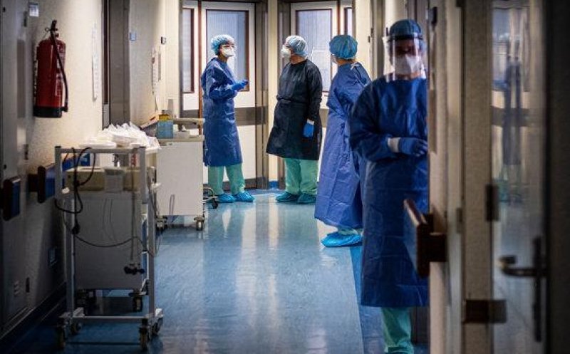 Noi decese COVID la Cluj, plus sute de persoane depistate cu virusul