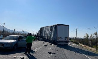 Impact violent între două camioane pe Cluj-Gherla. Trafic blocat