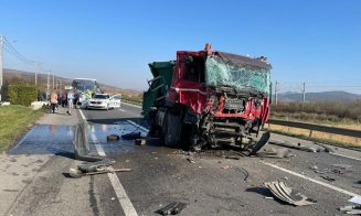 Impact violent între două camioane pe Cluj-Gherla. Trafic blocat