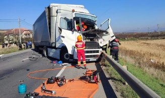 Impact violent între două camioane pe Cluj-Gherla. Șoferii au rămas încarcerați/ Trafic blocat