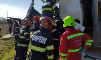 Impact violent între două camioane pe Cluj-Gherla. Șoferii au rămas încarcerați/ Trafic blocat
