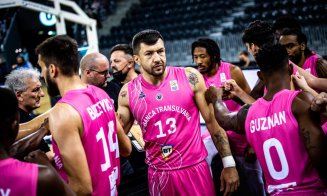 Campionii de la U-BT Cluj în echipament roz au strâns aproape 30.000 de lei pentru lupta împotriva cancerului