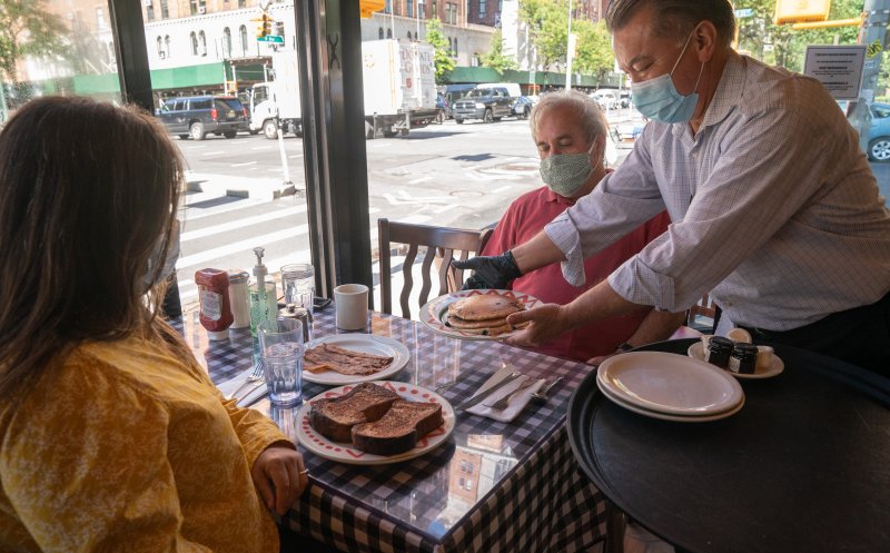 DISCRIMINAREA VACCINAŢILOR: La restaurant clientul cu certificat verde este servit de personal nevaccinat