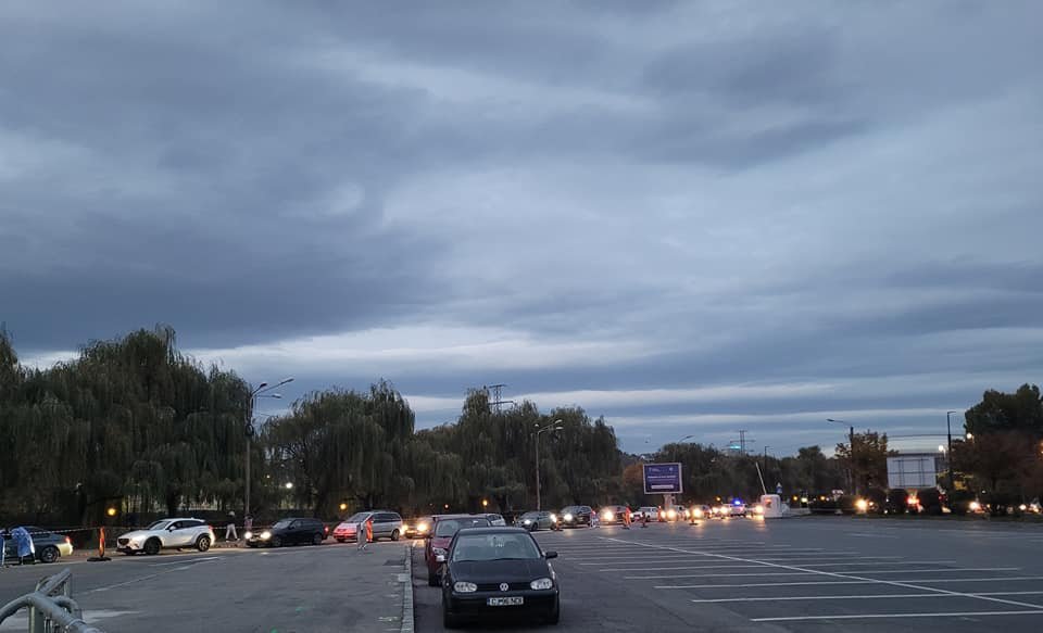A început maratonul de la drive-thru. Vaccinări non-stop cu Pfizer până duminică seara