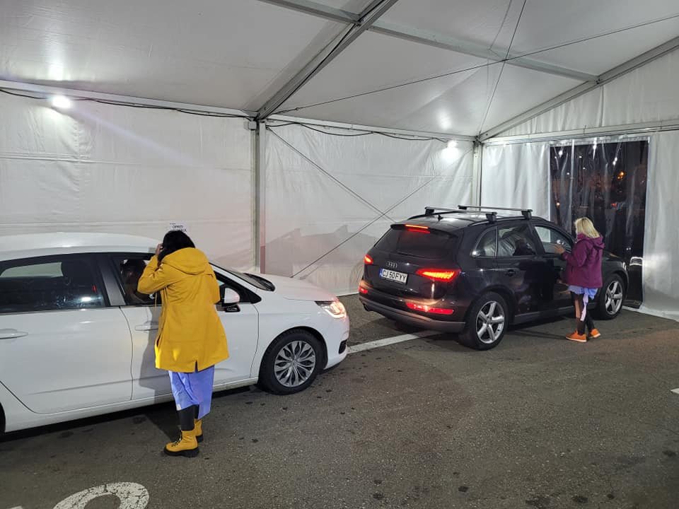 Maraton de vaccinare la Drive Through Cluj-Napoca. Pot merge şi nevaccinaţii după ora 22/ Ce trebuie să facă