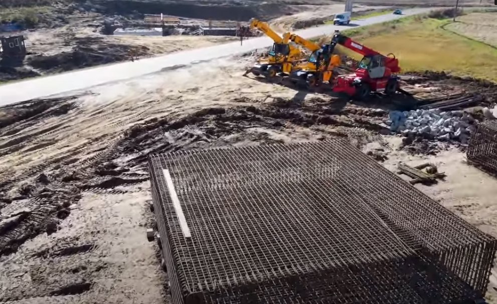 Autostrada Transilvania: Sute de utilaje, zeci de camioane şi excavatoare pe şantierul de lângă Cluj-Napoca